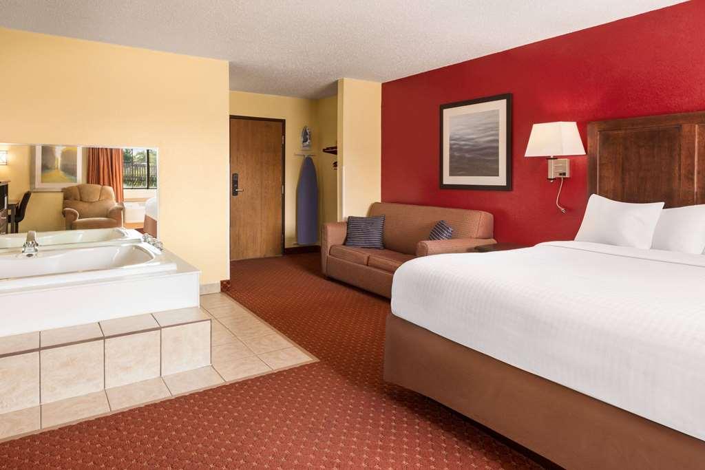Baymont By Wyndham Cedar Rapids Hotel Room photo