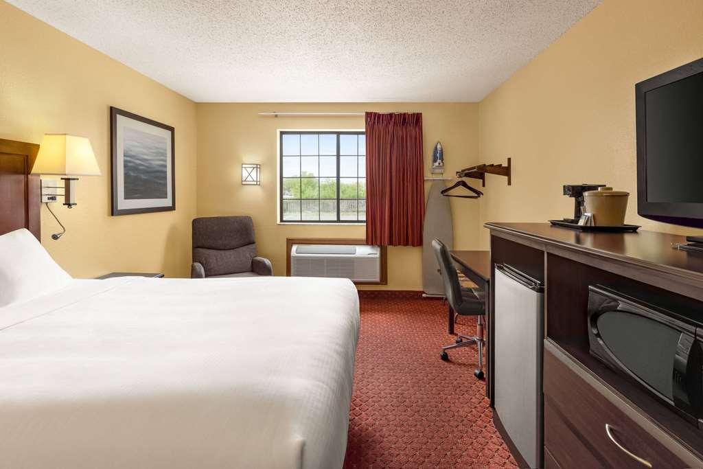 Baymont By Wyndham Cedar Rapids Hotel Room photo